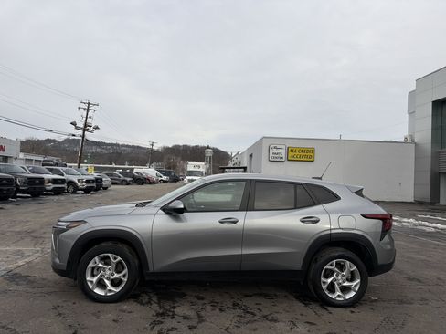 Certified 2024 Chevrolet Trax LS w/ LS Convenience Package image 9