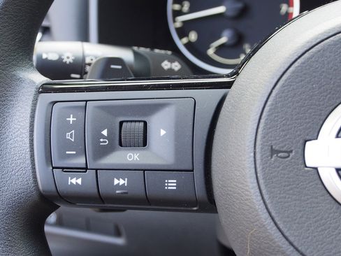 Used 2023 Nissan Rogue SV image 22