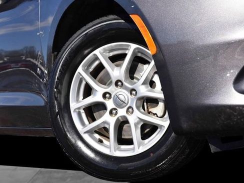 Used 2023 Chrysler Voyager LX image 3