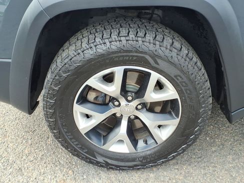Used 2016 Jeep Cherokee Trailhawk w/ Leather Interior Group AWD/4WD image 11