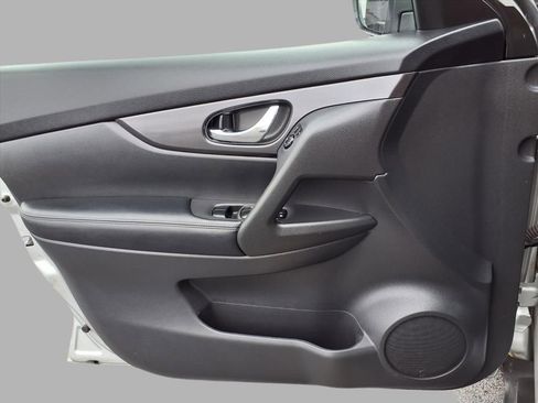 Used 2020 Nissan Rogue SV image 17