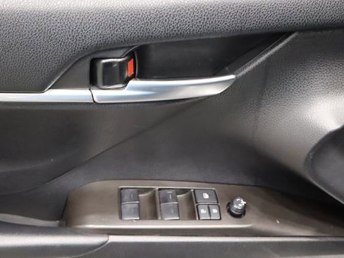 Used 2022 Toyota Camry SE image 11