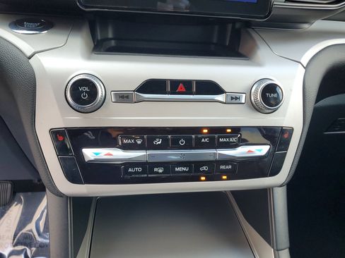 Used 2023 Ford Explorer XLT image 27