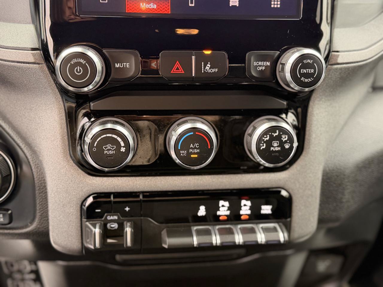 Used 2025 RAM 1500 Warlock AWD/4WD image 27
