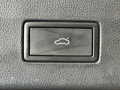 Used 2022 Volkswagen Atlas Cross Sport SE image 6