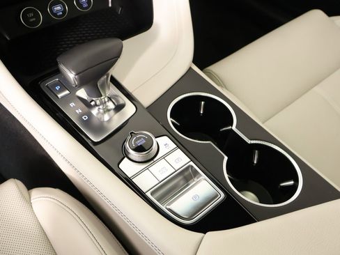 Used 2025 Genesis G70 2.5T image 7