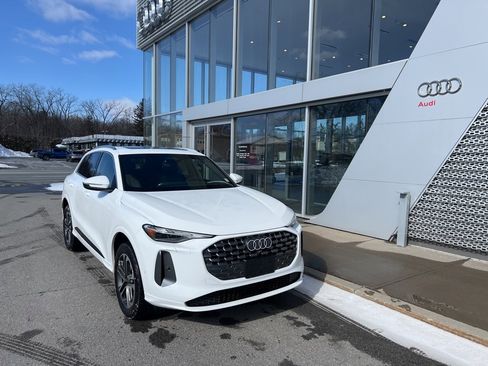 Used 2025 Audi Q5 Premium w/ Convenience Package image 2