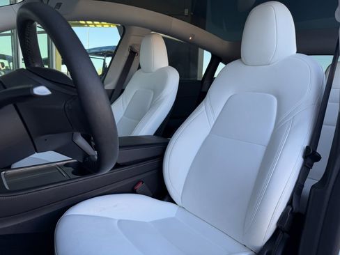 Used 2024 Tesla Model Y 2WD image 35