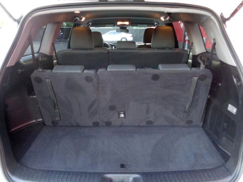 Used 2019 Toyota Highlander LE FWD image 10