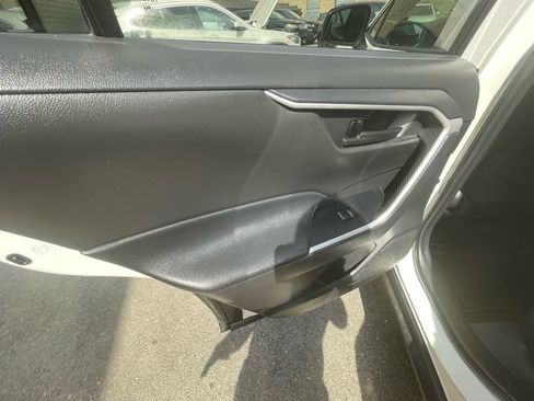 Used 2021 Toyota RAV4 LE AWD/4WD image 22
