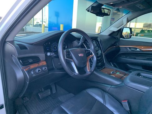 Used 2017 Cadillac Escalade ESV 4WD image 25
