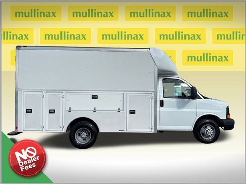 Used 2017 Chevrolet Express 3500 Work Van image 2