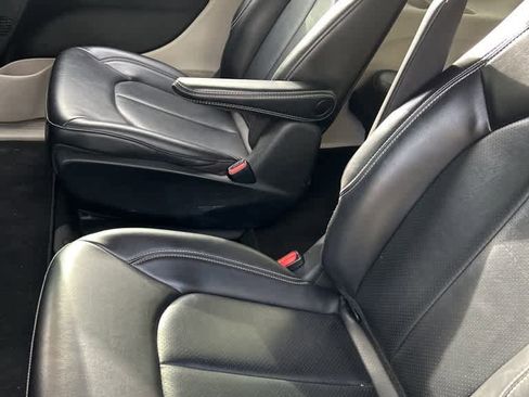Used 2023 Chrysler Pacifica Touring-L image 6