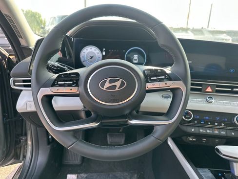 New 2025 Hyundai Elantra Limited FWD image 10