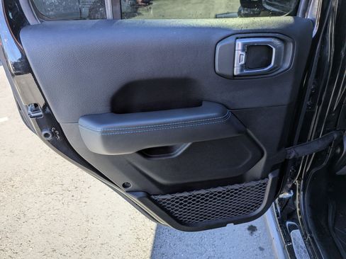 Used 2021 Jeep Wrangler Unlimited Rubicon w/ Cold Weather Group image 31