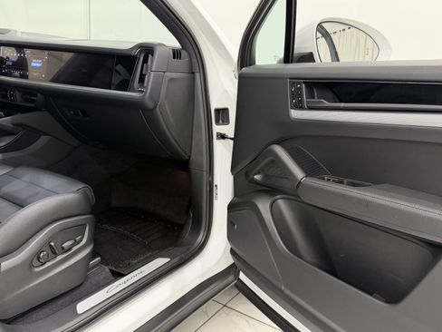 Certified 2024 Porsche Cayenne AWD/4WD image 22