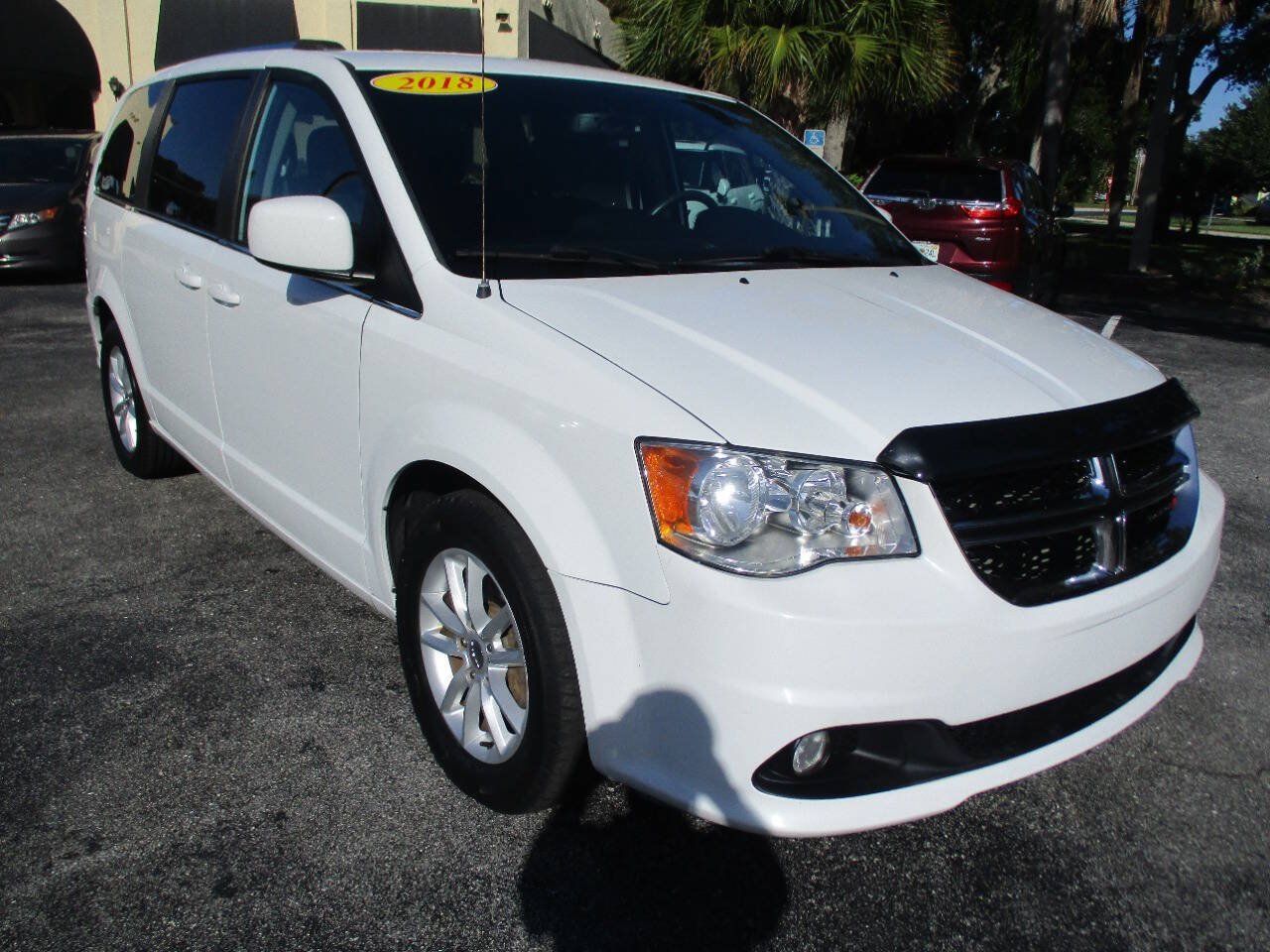 Used 2018 Dodge Grand Caravan SXT w/ Driver Convenience Group FWD image 2