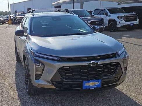Used 2025 Chevrolet Trax ACTIV FWD image 2