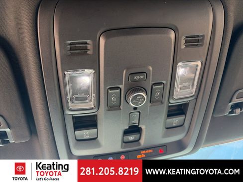 Used 2025 GMC Yukon Denali w/ Sun & Power Step Package image 21