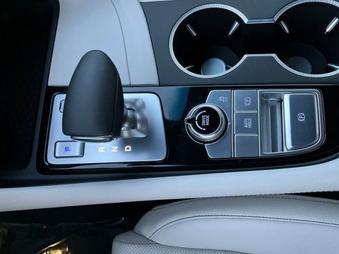 Used 2025 Genesis G70 2.5T image 23