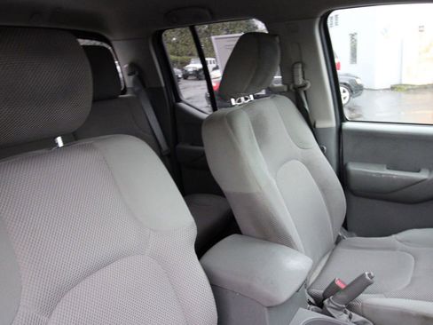 Used 2014 Nissan Frontier SV image 29