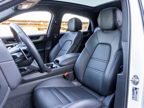 Certified 2025 Porsche Cayenne Coupe image 5