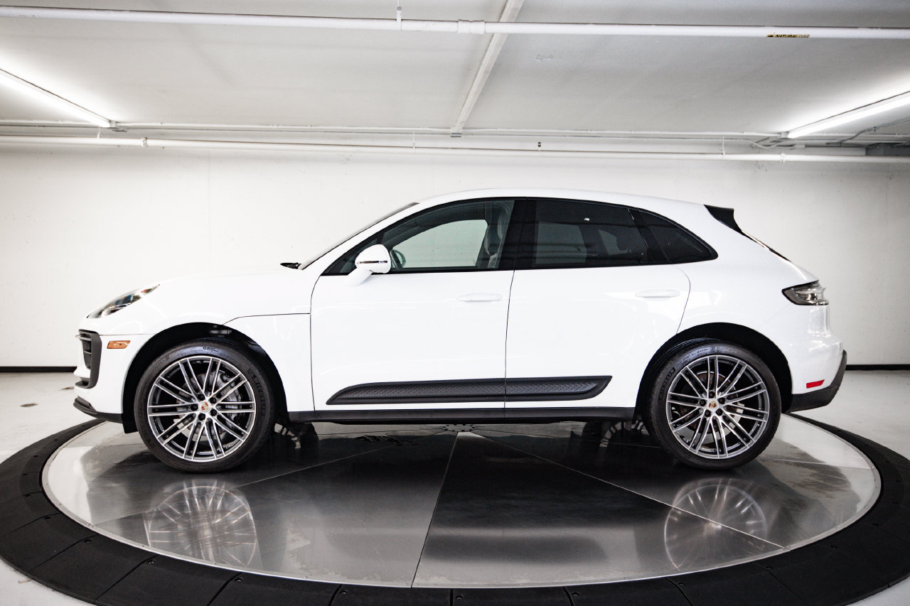 Certified 2024 Porsche Macan AWD/4WD image 2