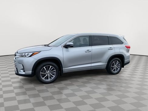 Used 2017 Toyota Highlander SE image 3