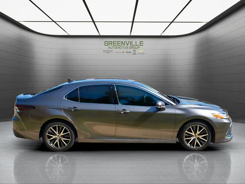 Used 2022 Toyota Camry XLE image 8