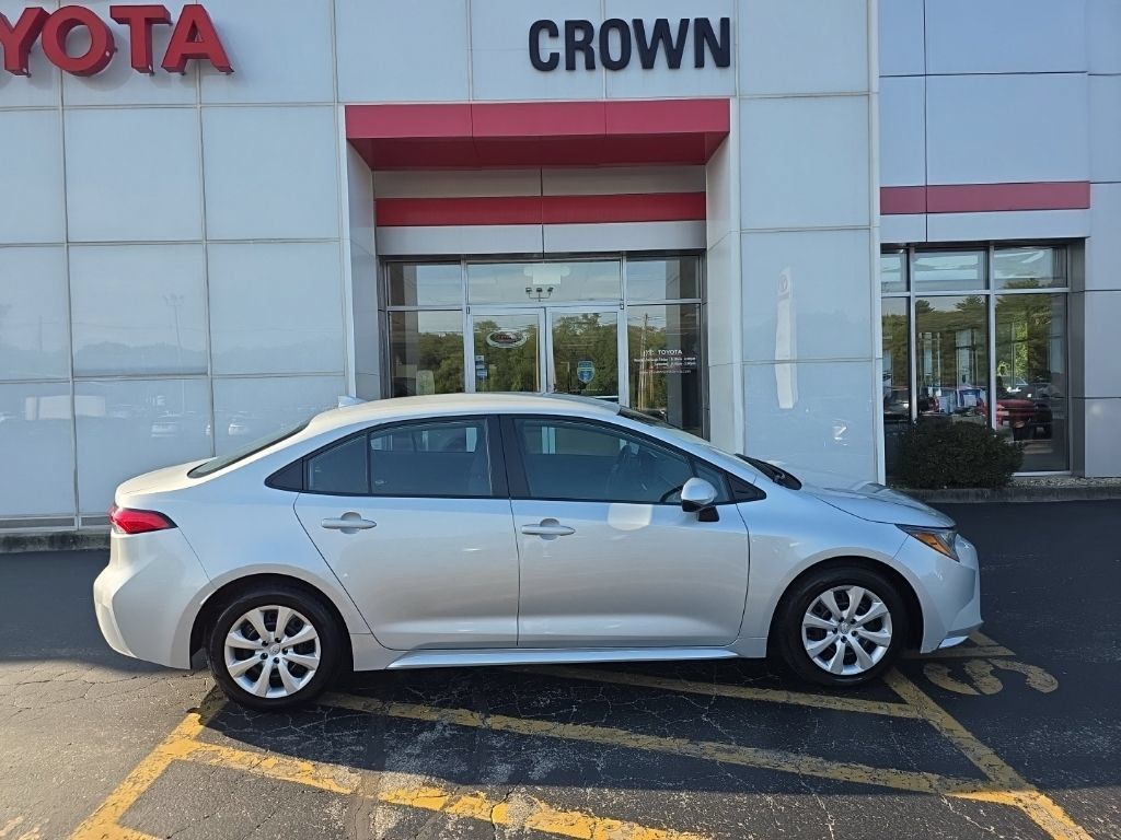 Used 2025 Toyota Corolla LE FWD image 2