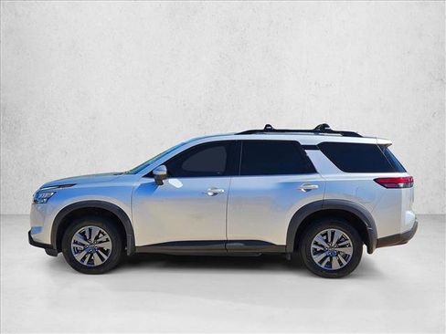 Used 2024 Nissan Pathfinder SV w/ SV Premium Package FWD image 9
