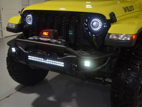 Used 2023 Jeep Gladiator Sport AWD/4WD image 11