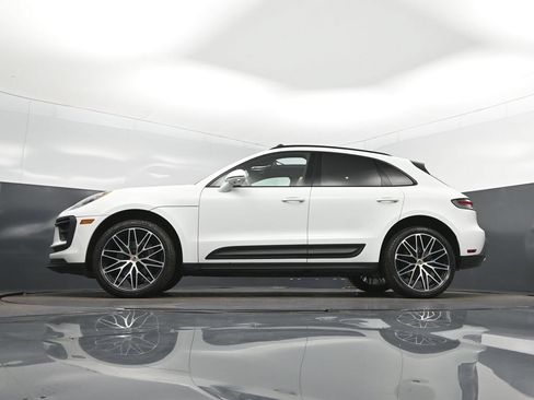 Used 2024 Porsche Macan AWD/4WD image 39