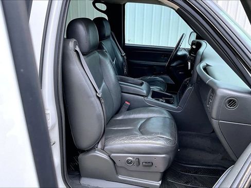 Used 2004 Chevrolet Avalanche Z66 w/ Sun And Sound Package RWD image 10