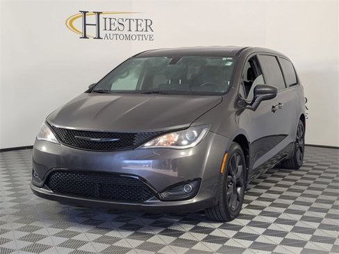 Used 2018 Chrysler Pacifica Touring Plus w/ S Appearance Package image 4