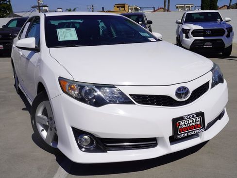 Used 2014 Toyota Camry SE image 2