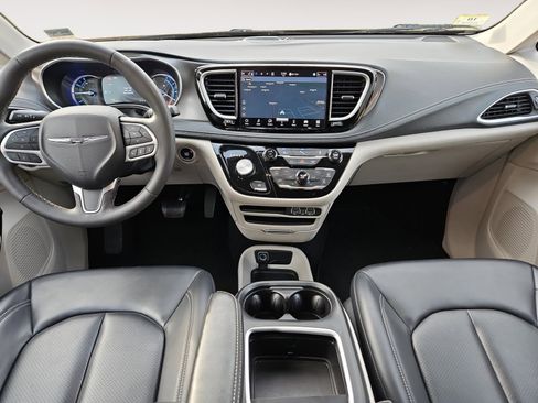 Used 2024 Chrysler Pacifica Select image 10