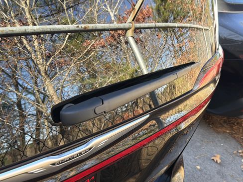 Used 2024 Chrysler Pacifica Touring-L image 7