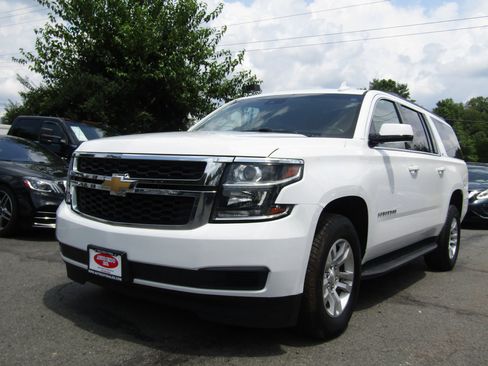 Used 2018 Chevrolet Suburban LT image 3