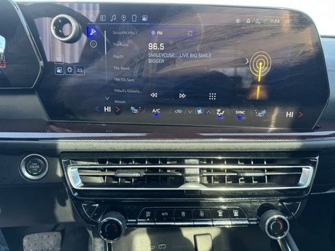 Used 2025 Chevrolet Traverse Z71 image 16