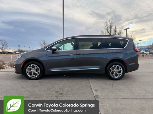 Used 2021 Chrysler Pacifica Limited image 4