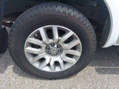 Used 2011 Nissan Frontier SL AWD/4WD image 9