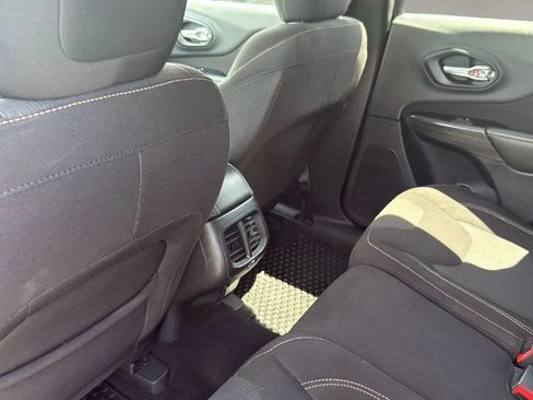 Used 2016 Jeep Cherokee Latitude w/ Cold Weather Group AWD/4WD image 8