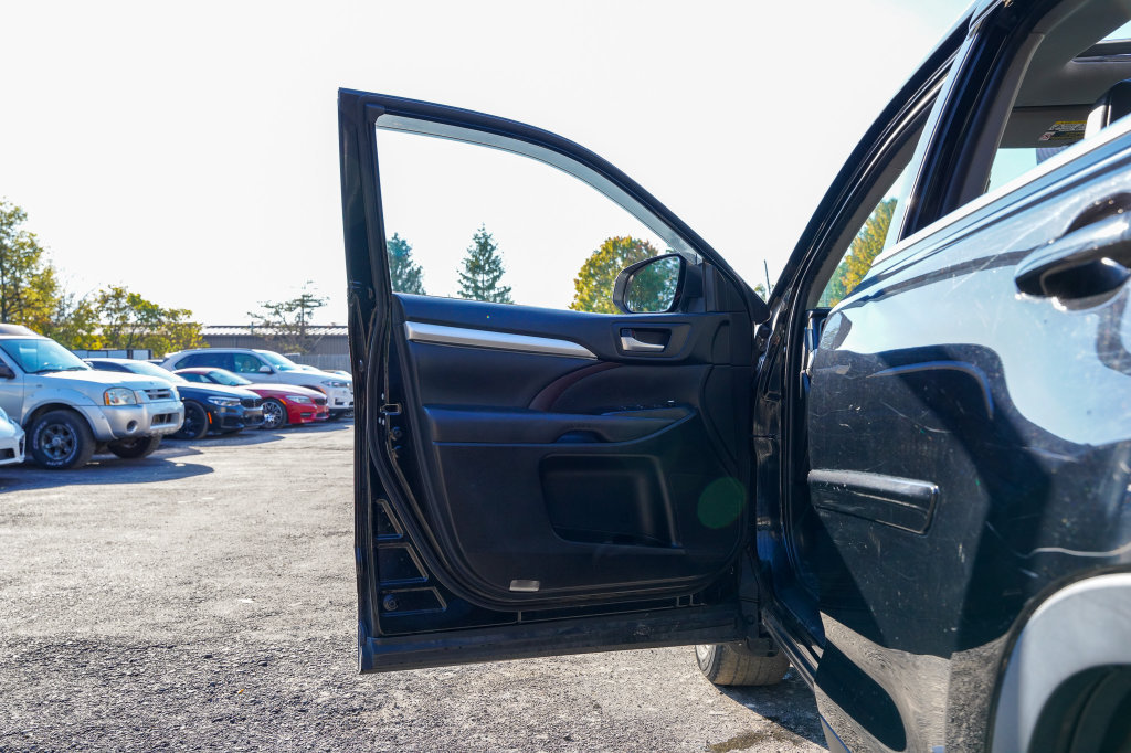 Used 2019 Toyota Highlander XLE AWD/4WD image 29