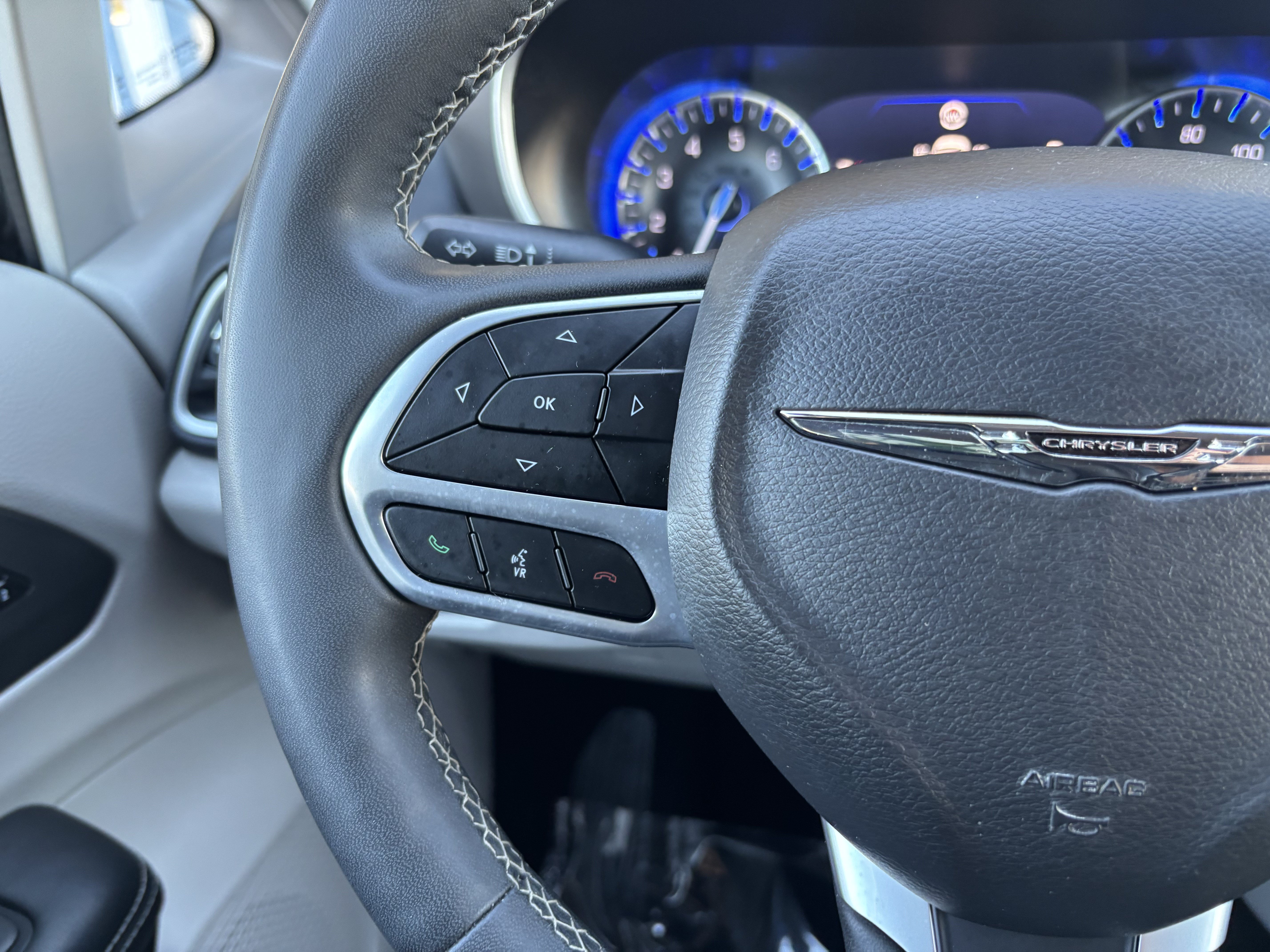 Used 2024 Chrysler Pacifica Touring-L FWD image 17