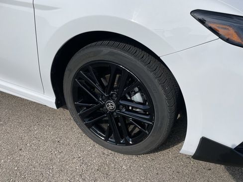 Used 2025 Toyota Camry SE image 3