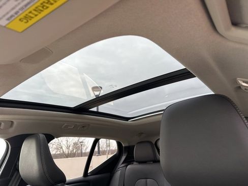 Certified 2025 Volvo XC40 B5 Core image 18