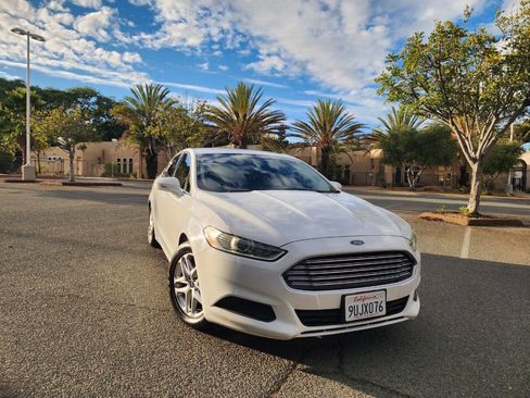 Used 2013 Ford Fusion SE image 2