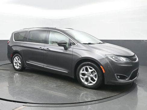 Used 2018 Chrysler Pacifica Touring-L Plus w/ Tire & Wheel Group image 7