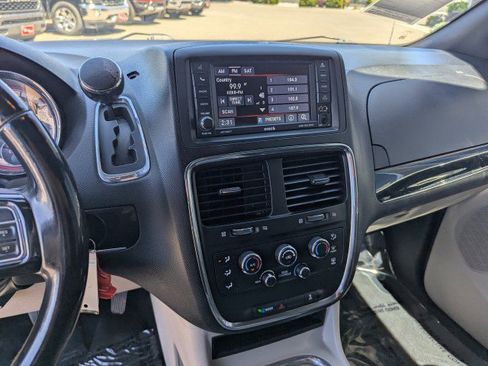 Used 2019 Dodge Grand Caravan SXT FWD image 18